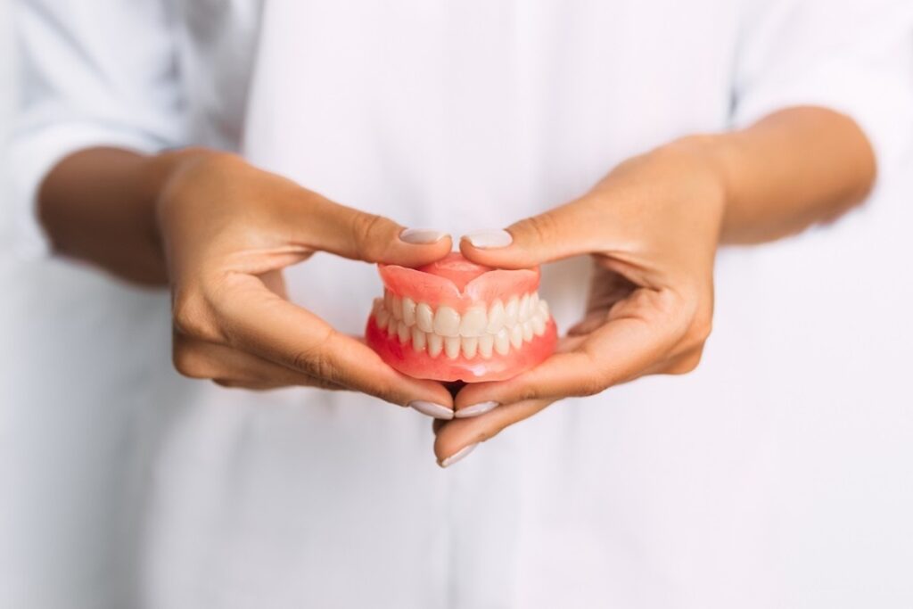 how do people live with new dentures